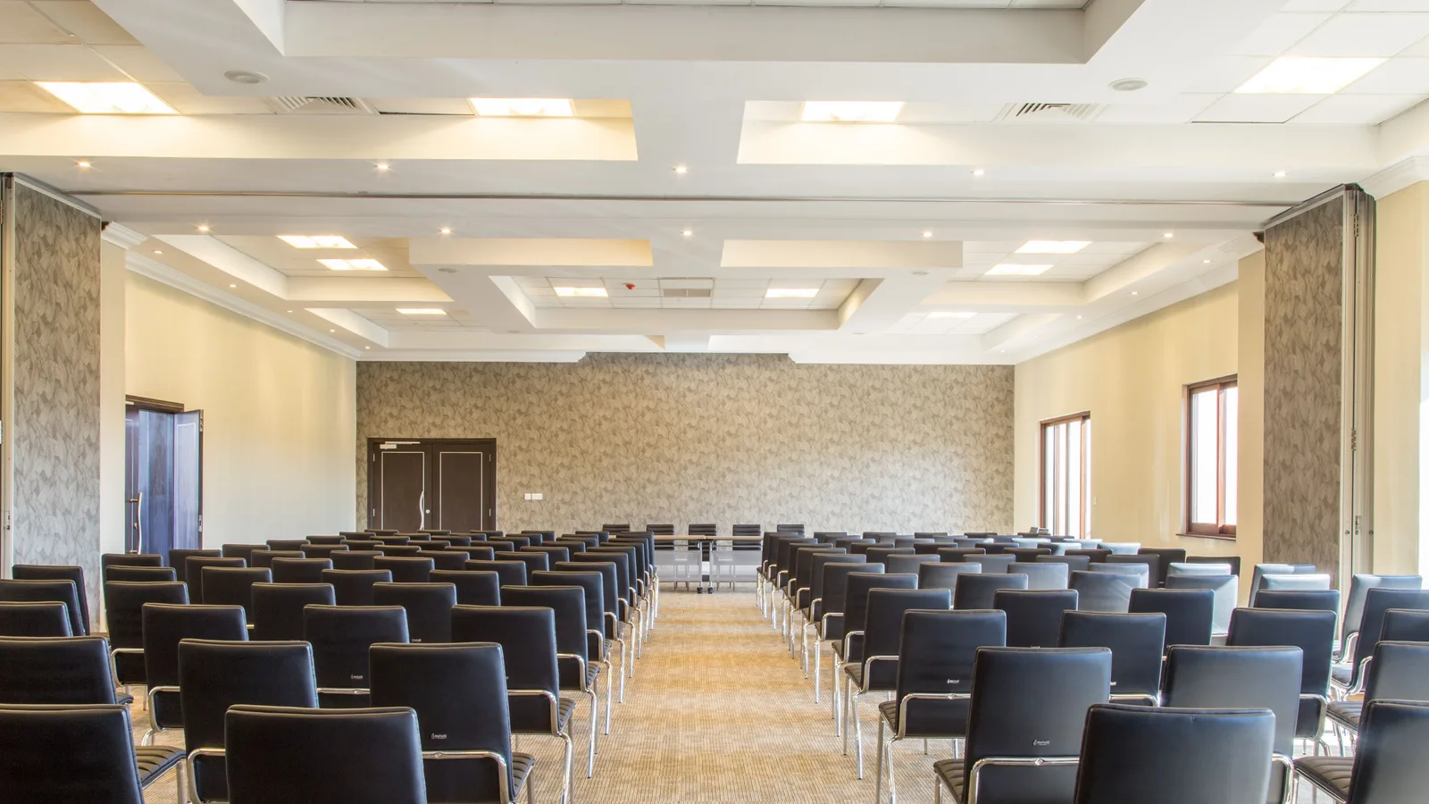 Une salle de réunion moderne et vide, avec une longue table de conférence
