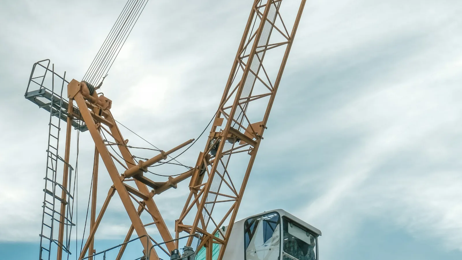 Une grue de chantier dressée contre le ciel de Bangkok
