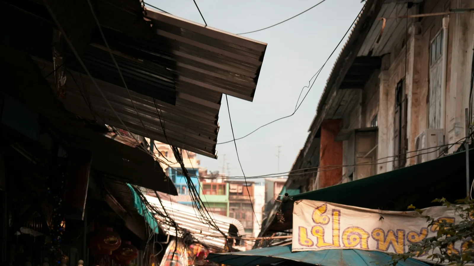 Une ruelle étroite coincée entre de vieux immeubles du Chinatown de Bangkok